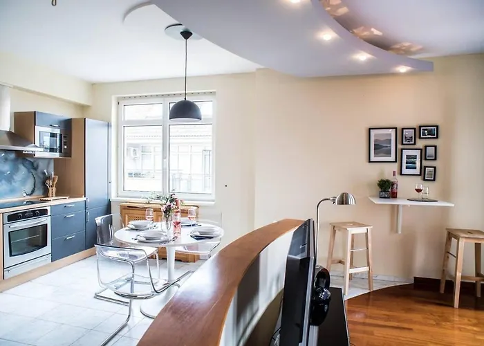 4-room With Aircon And Balcony Free Parking *