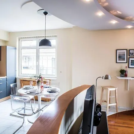 4-room With Aircon And Balcony Free Parking *