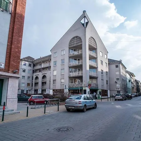 4-room With Aircon And Balcony Free Parking