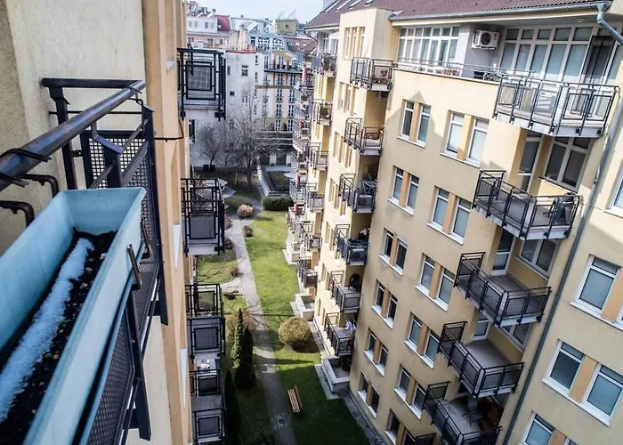 4-room With Aircon And Balcony Free Parking