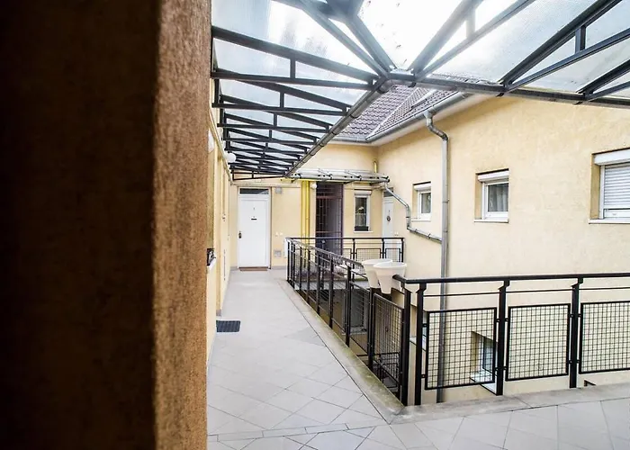 4-room With Aircon And Balcony Free Parking *