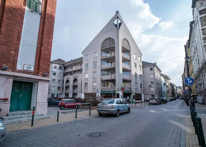 4-room With Aircon And Balcony Free Parking