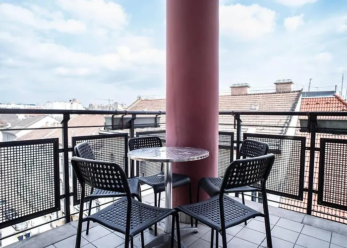 4-room With Aircon And Balcony Free Parking