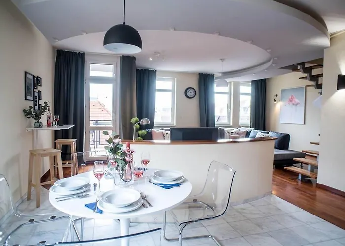 4-room With Aircon And Balcony Free Parking